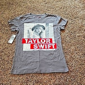 NWT women's Medium gray Taylor Swift Short Sleeve T-Shirt
